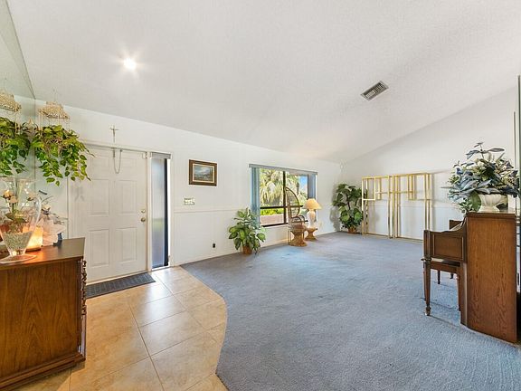 3rd image of 9462 Sun Pointe Dr