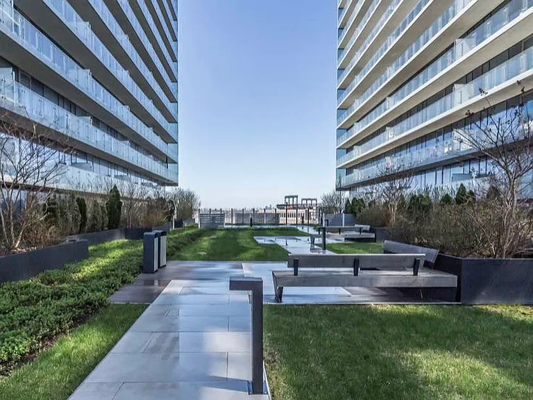 131-01 40th Rd #Penthouse 2P — Photo 3