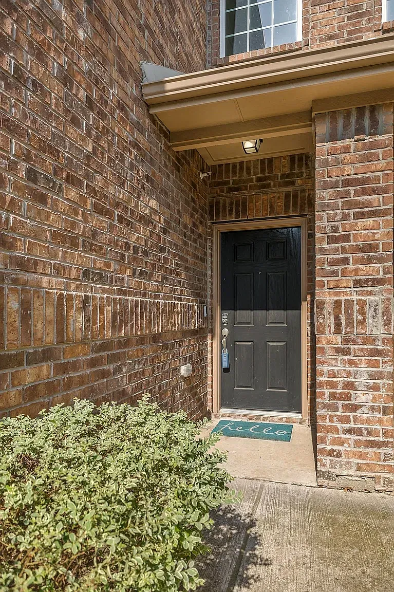 3 bed, 2.5 bath, 1645 sqft, $2,350 — Photo 2