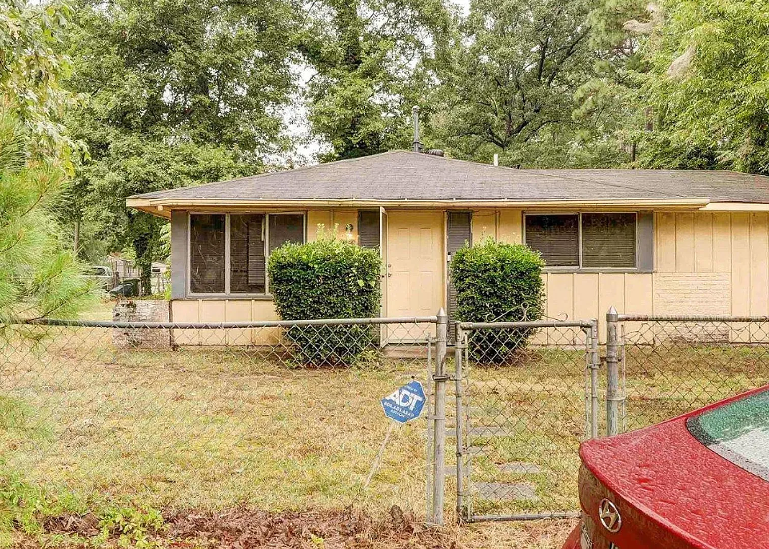 Charming 3-Bedroom Rental Home with Great Location — Photo 3