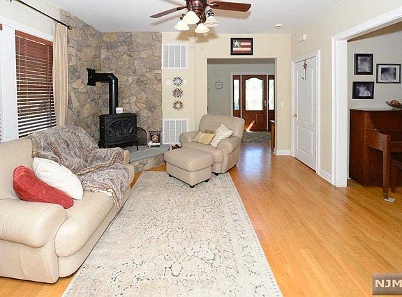 5th image of 541 Piermont Ave