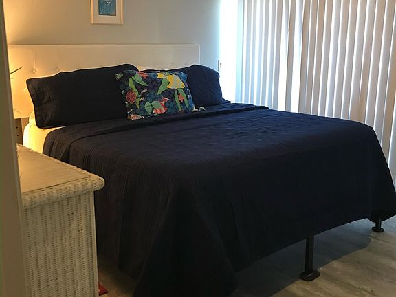 ensuite bedroom w/king size bed