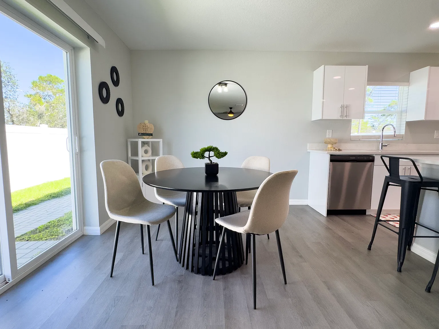 3 bed, 1300 sqft, $2,450 — Photo 3