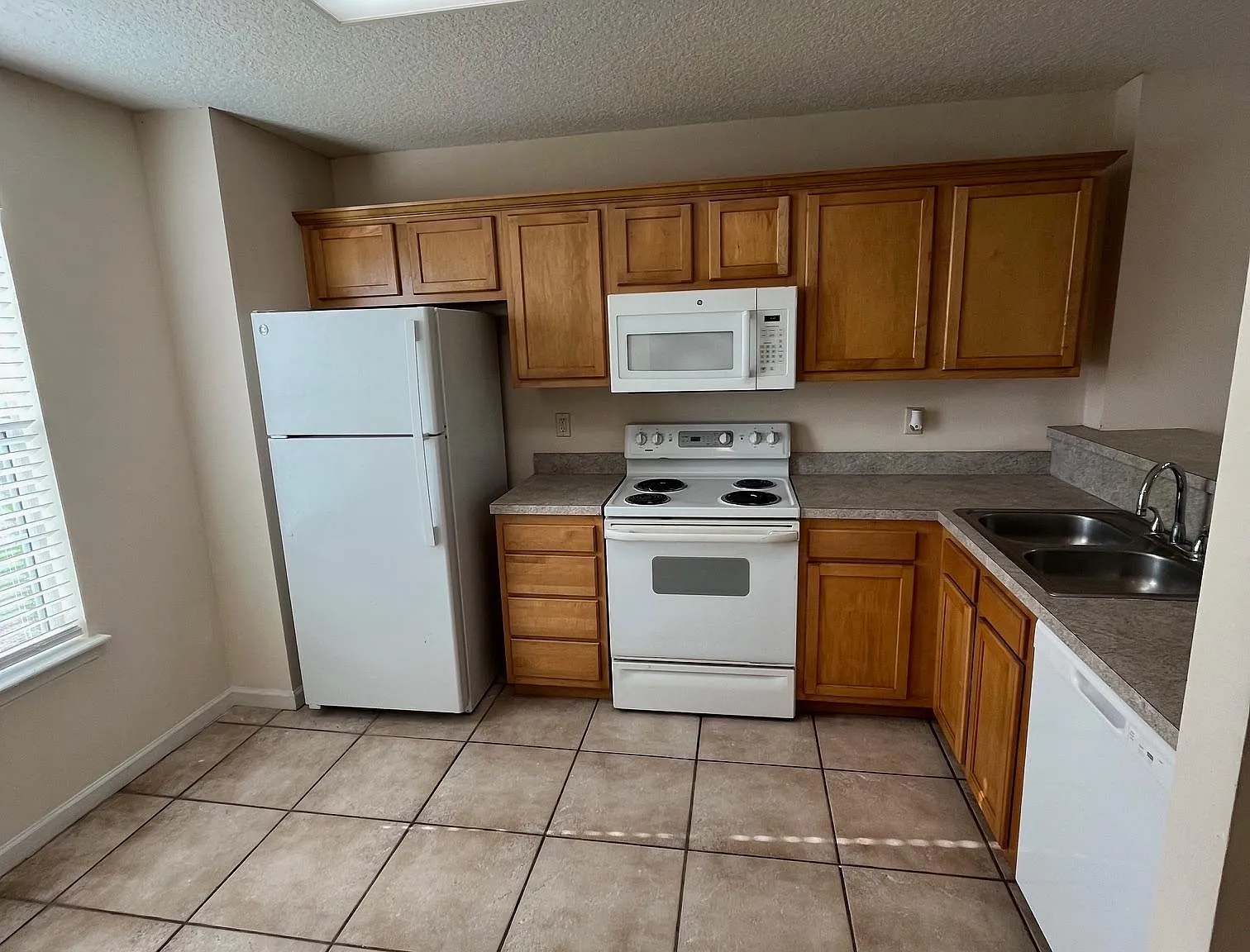 2 bed, 2.5 bath, 1150 sqft, $1,200 — Photo 2