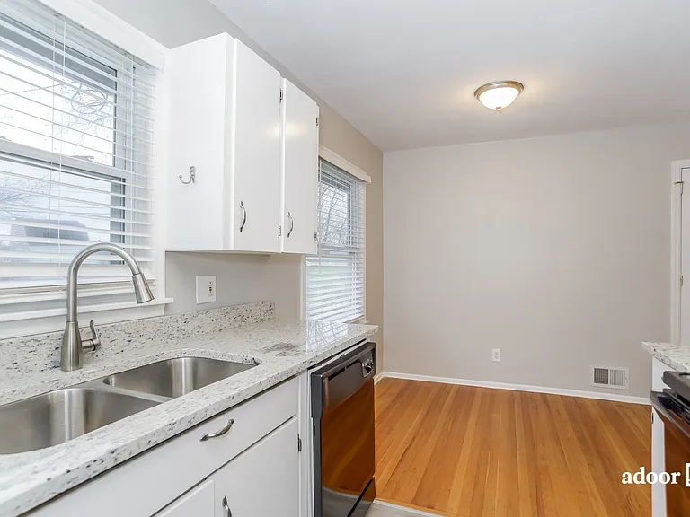 405 Grant St — Photo 3