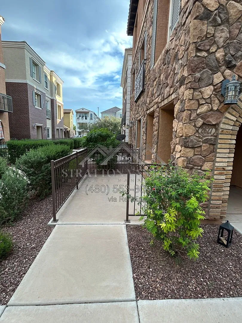 3 bed, 2.5 bath, 1609 sqft, $2,149 — Photo 3