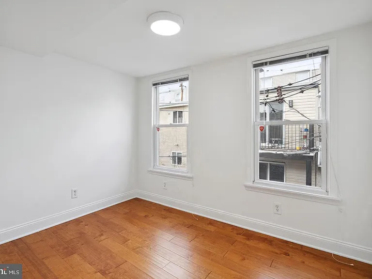 1563 E Hewson St — Photo 17