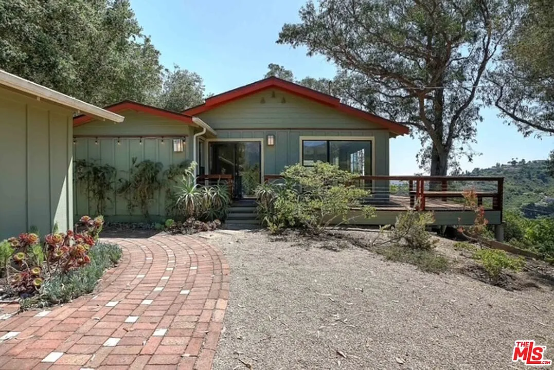 2 bed, 2.0 bath, 1600 sqft, $7,200 — Photo 2