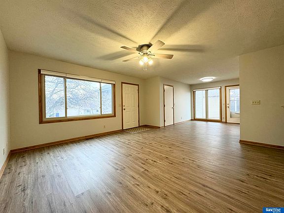 5th image of 924 Newport Blvd