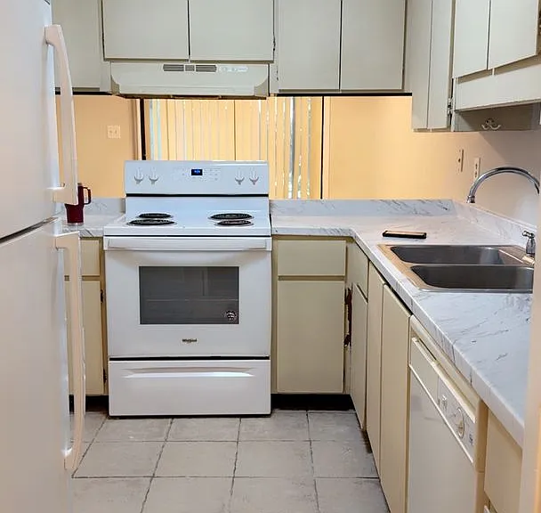 153 Holland Park Cir — Photo 6