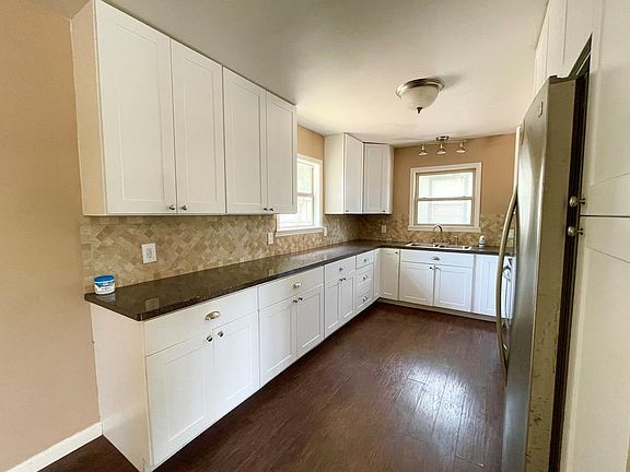 5th image of 110 E Roberts St