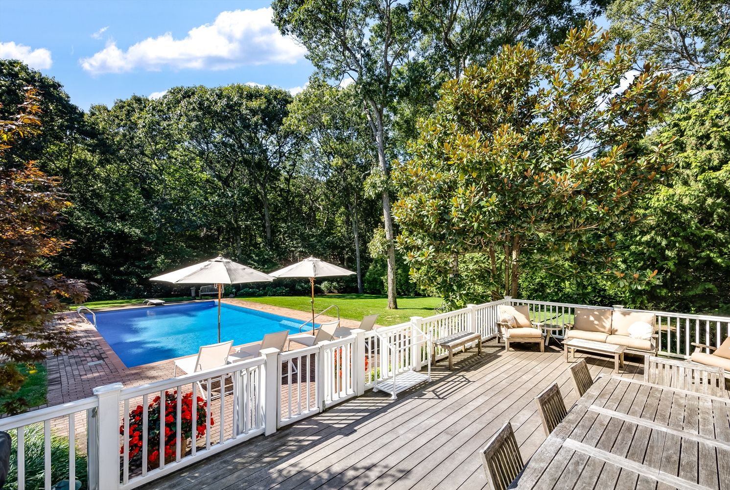  large entertaining space overlooking pool
