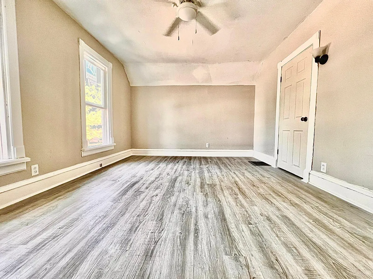 Building Photo - 413 E 3rd St #3