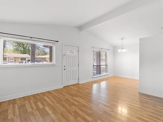 3 bed, 1.0 bath, 1038 sqft, $1,600 — Photo 3