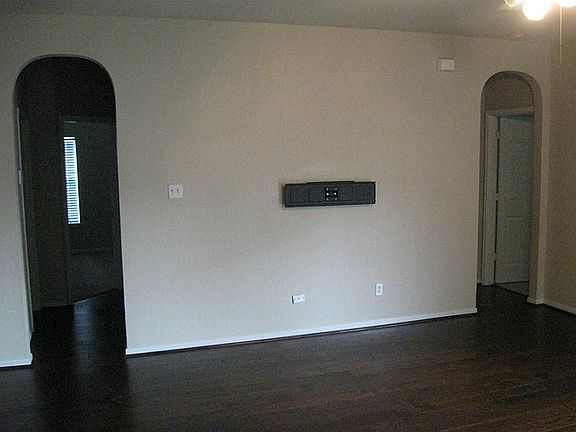 SPACIOUS LIVING ROOM W/ HANDSCRAPED HARDWOODS. FLAT SCREEN T