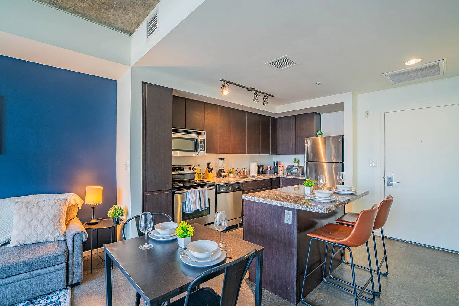 1 bed, 1.0 bath, 667 sqft, $2,734 — Photo 3