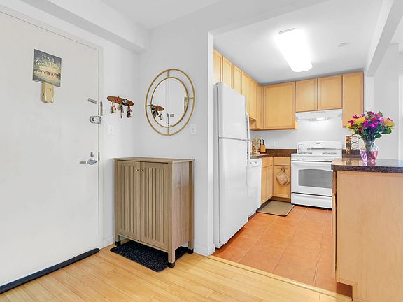 4th image of 837 Washington Ave APT 6D