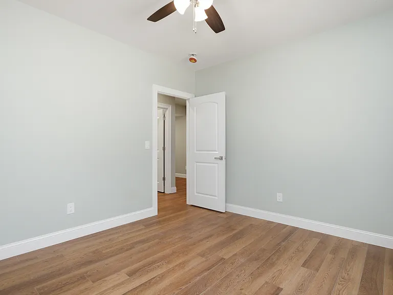 470 Oakville Ave — Photo 4