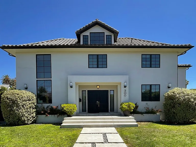 300 N Plymouth Blvd — Photo 2