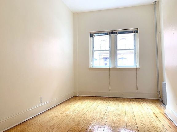 4th image of 114 Bedford Ave APT 1R