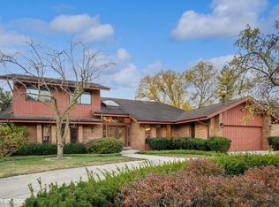3933 Raintree Ln, Northbrook, IL 60062