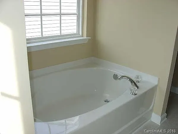 4 bed, 2.5 bath, 2268 sqft, $2,300 — Photo 2