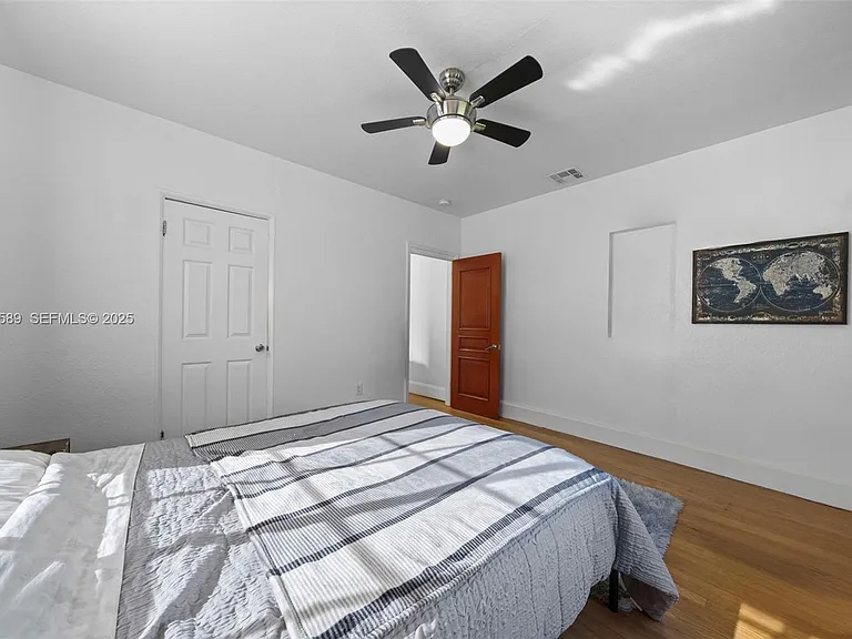 555 NE 73rd St — Photo 17