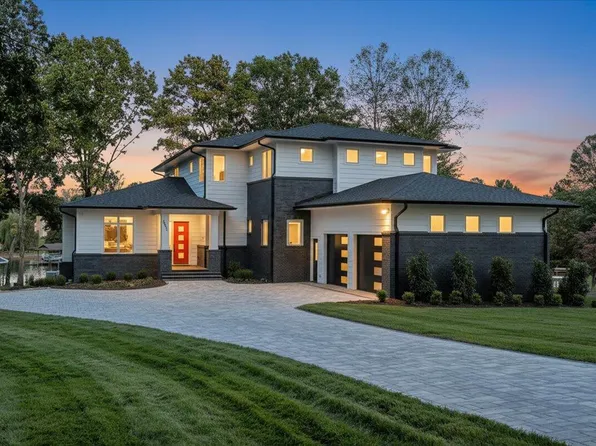 2650 Waters Edge Dr, Penhook, VA 24137