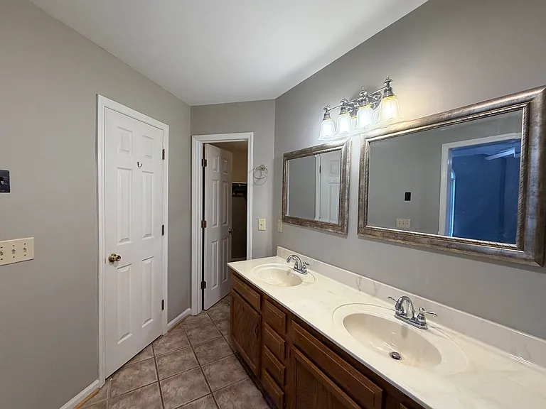 113 W Victoria Ct #F — Photo 7