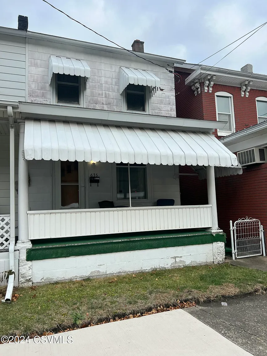 635 Center St photo 1