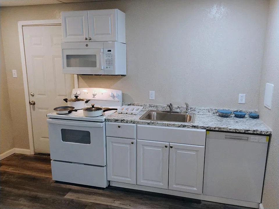 1704 Commercial Ave #17