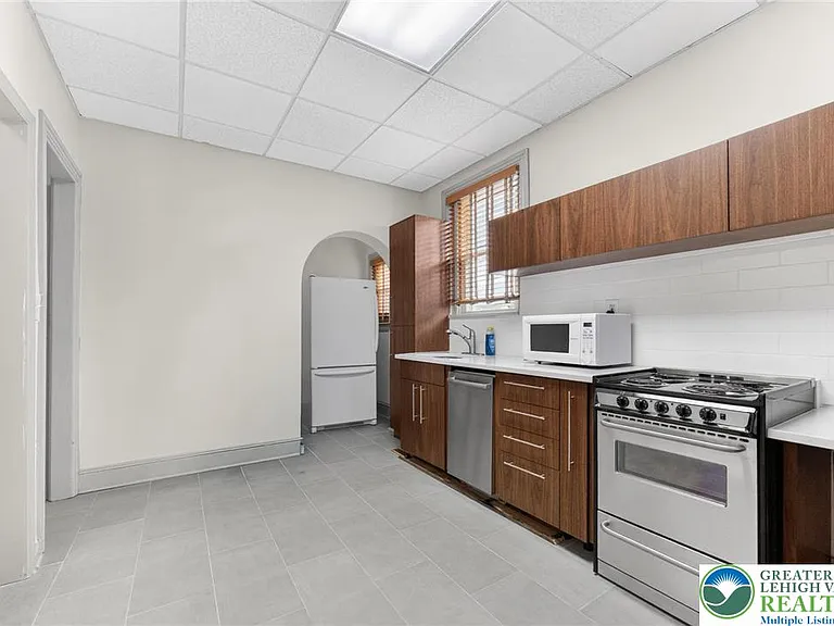 401 W Broad St — Photo 11