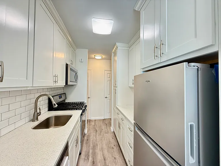 4727 Little Neck Pkwy #L4 — Photo 1