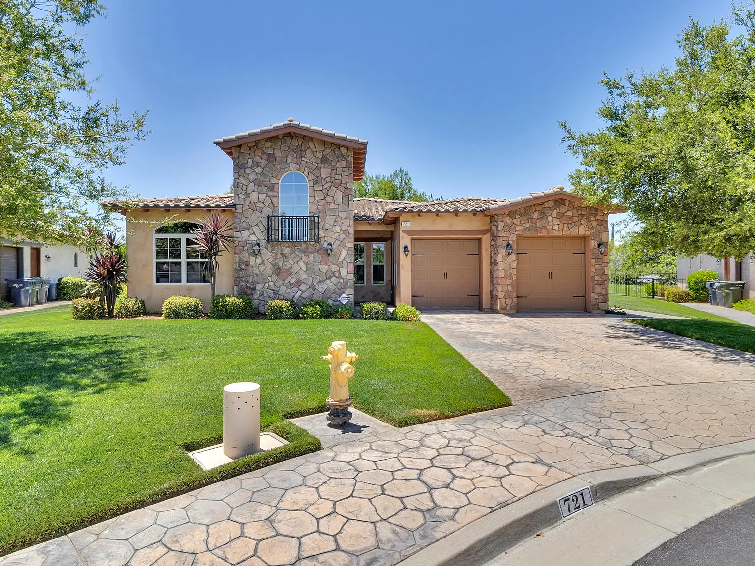 2 bed, 2.5 bath, 2596 sqft, $4,000 — Photo 1