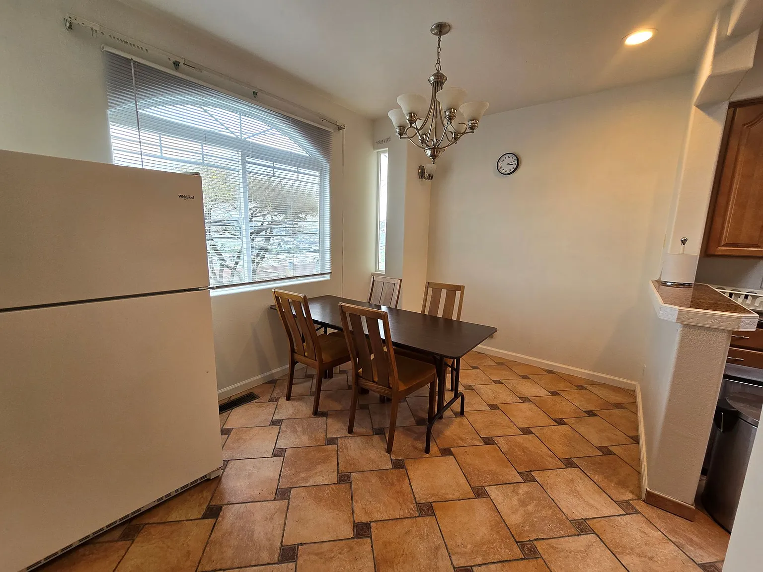 7 bed, 2500 sqft, $1,100 — Photo 4