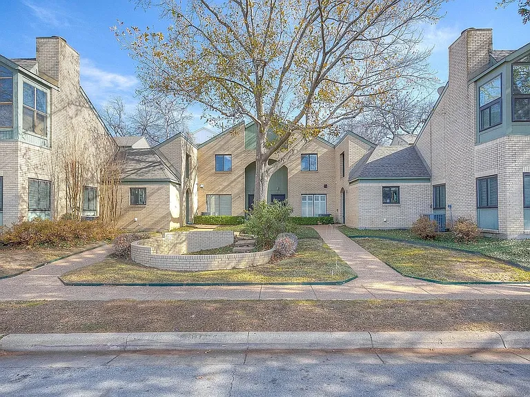 2633 McCart Ave — Photo 1