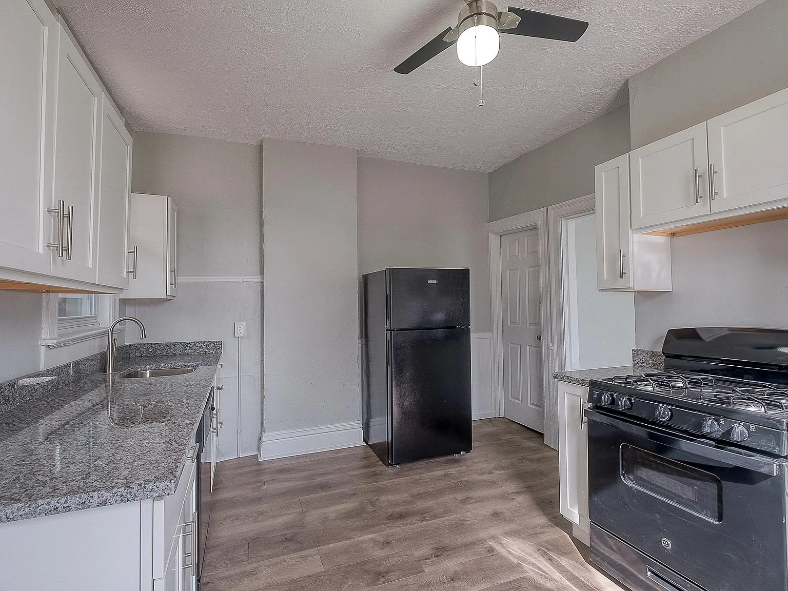 3 bed, 1200 sqft, $1,500 — Photo 2