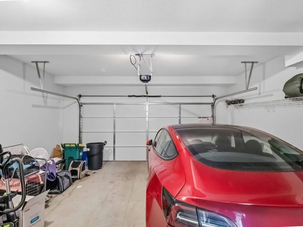 3 bedroom rental in Surrey — photo 28