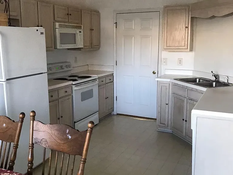 kitchen with the new microwave