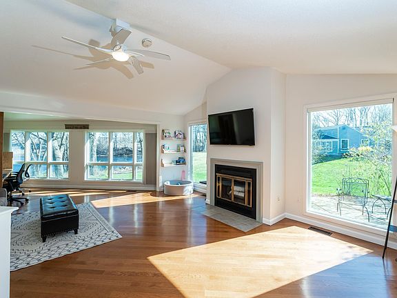 5th image of 19 Walden Pond Dr