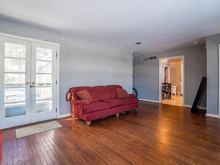 826 S Eastside Dr — Photo 2