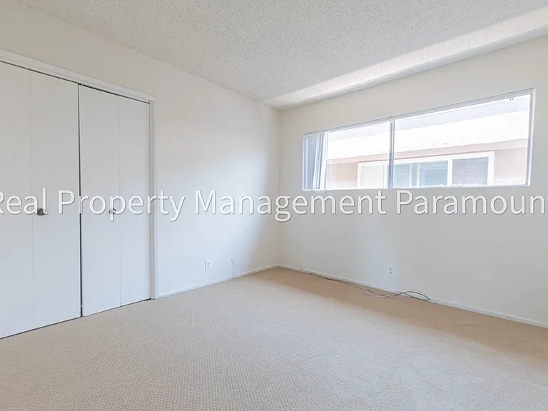 540 W Queen Street — Photo 27