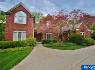 9643 Oak Cir, Omaha, NE 68124