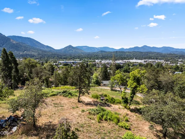 701 NE Tokay Hts, Grants Pass, OR 97526