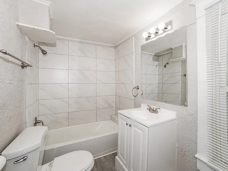 1573122_025_main_bathroom_12910898.jpg