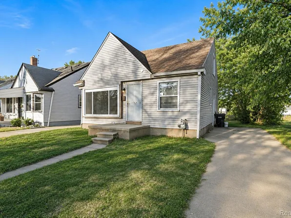 8615 Strathmoor St, Detroit, MI 48228