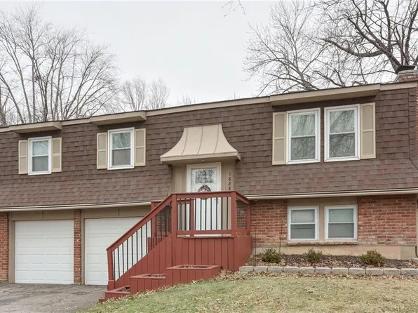 1828 W Chambery Dr, Olathe, KS 66061