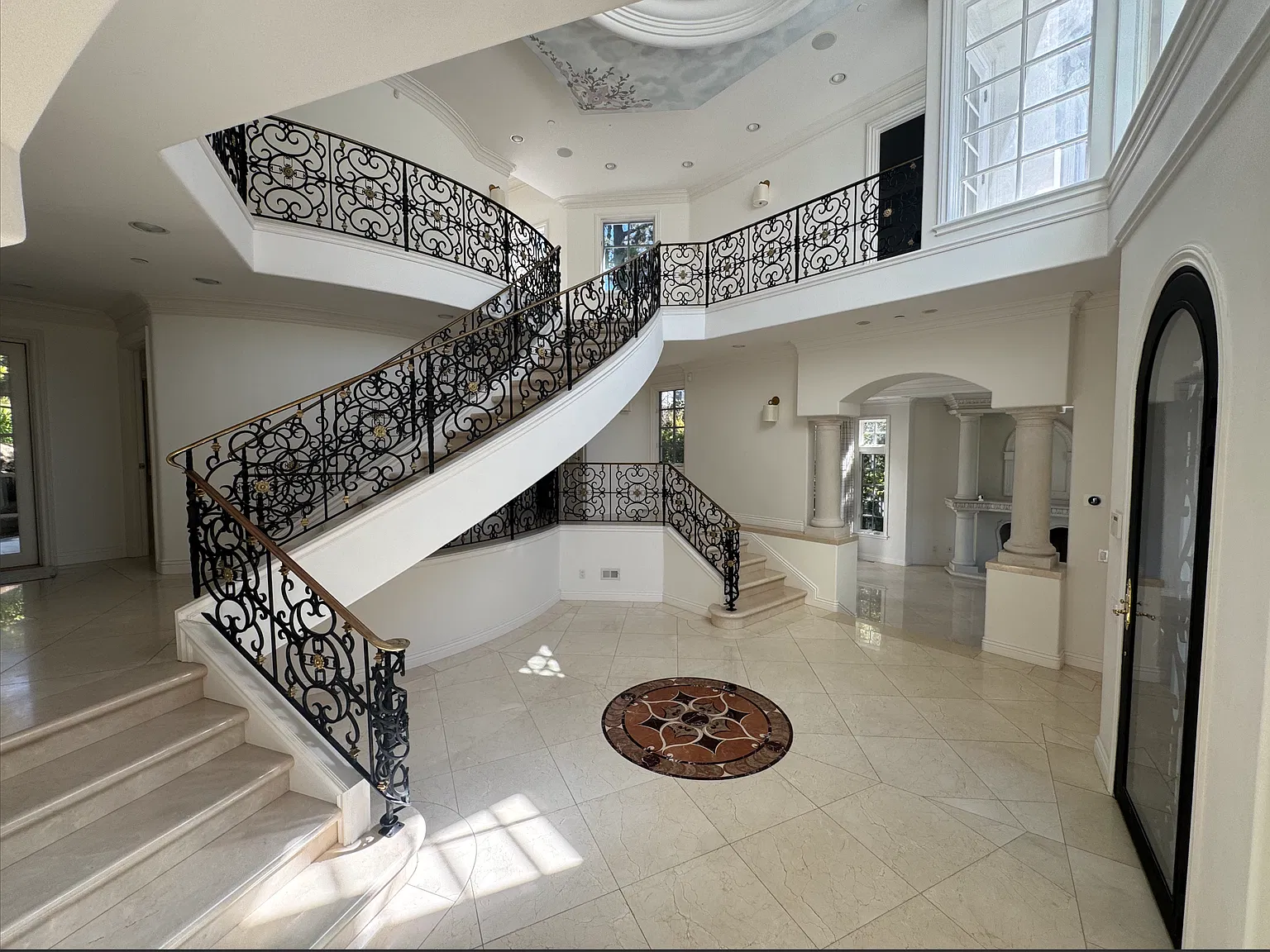 5 bed, 5.5 bath, 4580 sqft, $23,000 — Photo 4