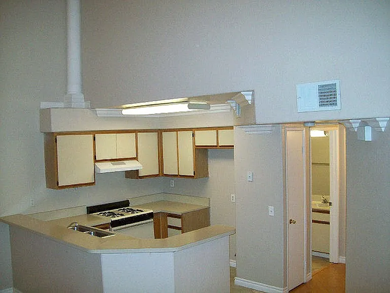 Alcantara Home Apts — Photo 31