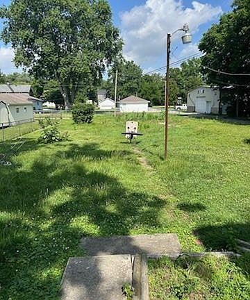 3rd image of 185 Walnut St